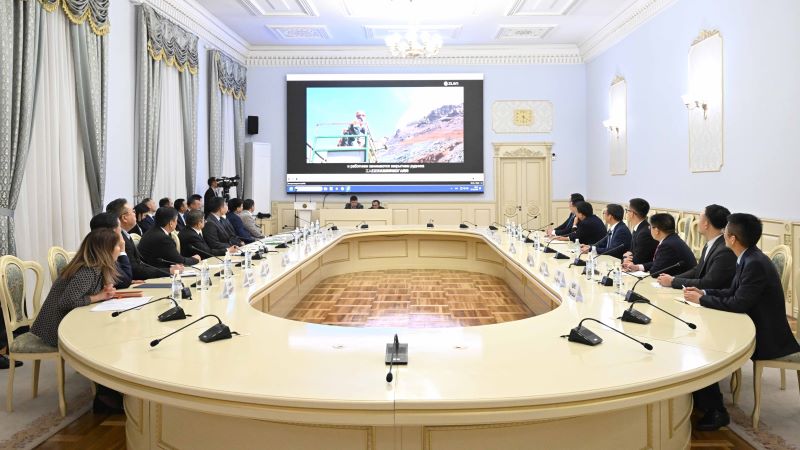 吉尔吉斯斯坦总理阿·扎帕罗夫会见bet365亚洲官网总裁邹来昌